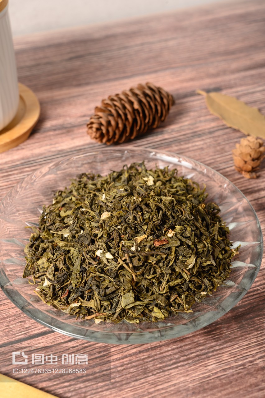 桌角的静默芬芳 一碟茉莉绿茶的故事